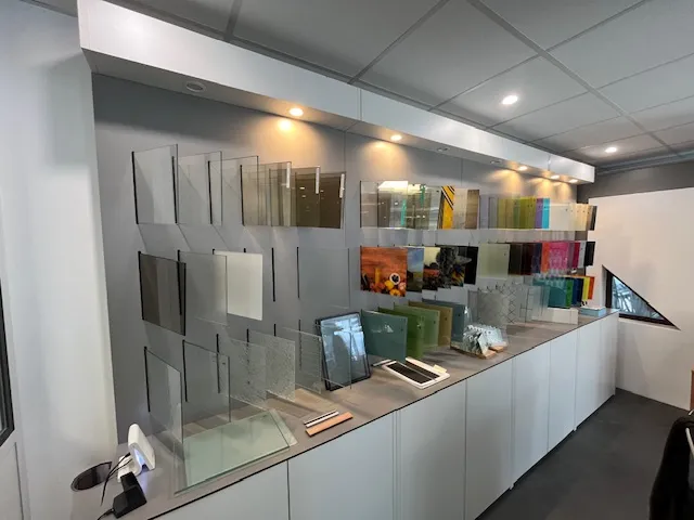 Espace miroiterie du showroom Landaise de Menuiserie