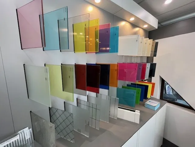 Échantillons de verres du showroom Landaise de Menuiserie